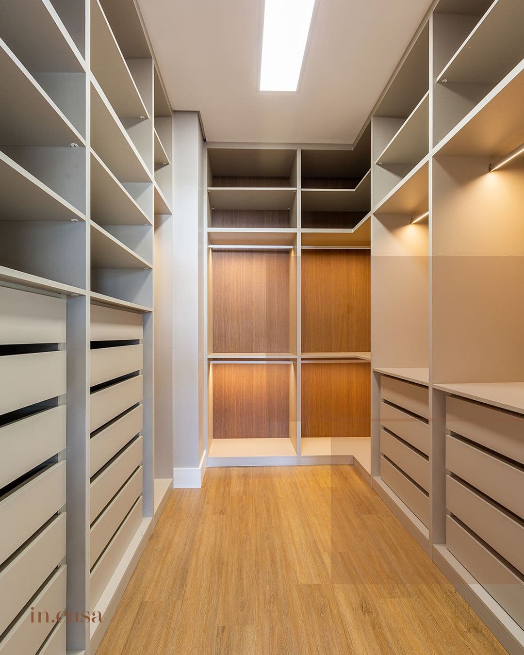 Closet à medida em corredor, com prateleiras e gavetas
