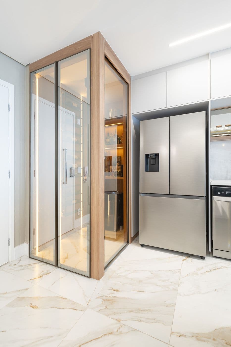 Cozinha com porta de vidro e armários até ao teto